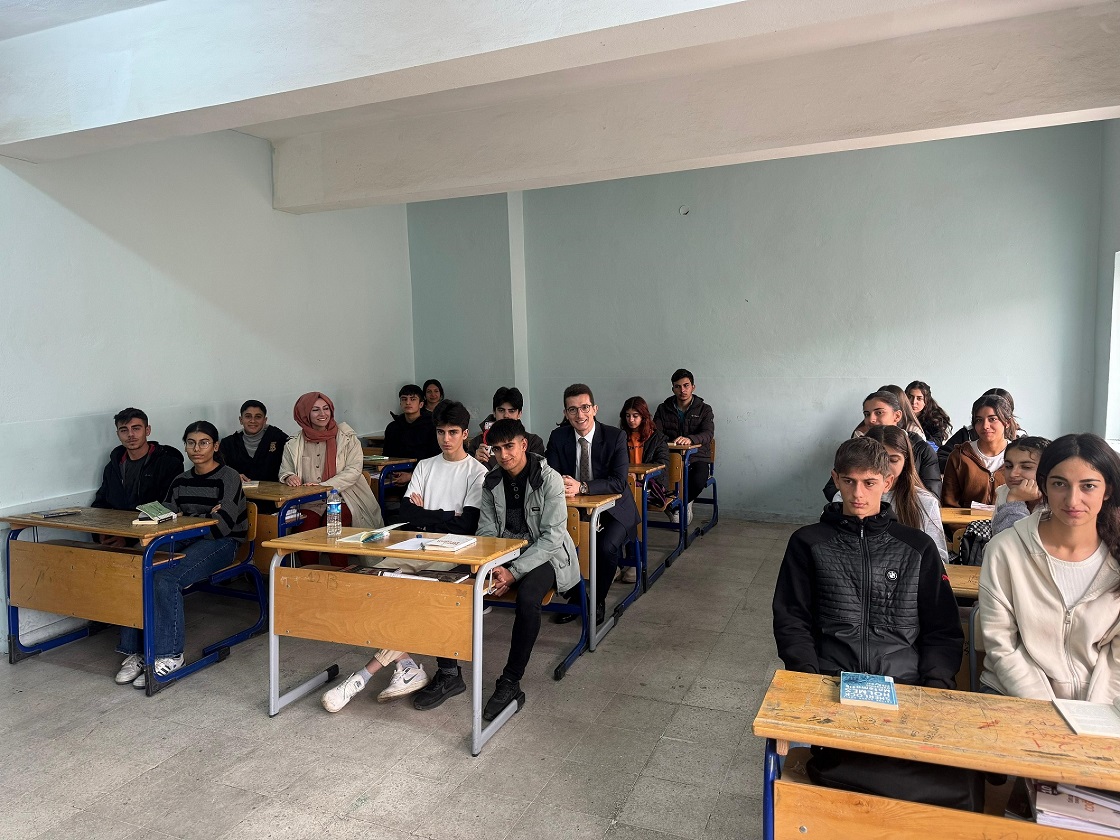 İLÇE KAYMAKAMI KOCAKÖY ÇPA LİSESİ'NDE ÖĞRETMEN VE ÖGRENCİLERLE BİR ARAYA GELDİ 