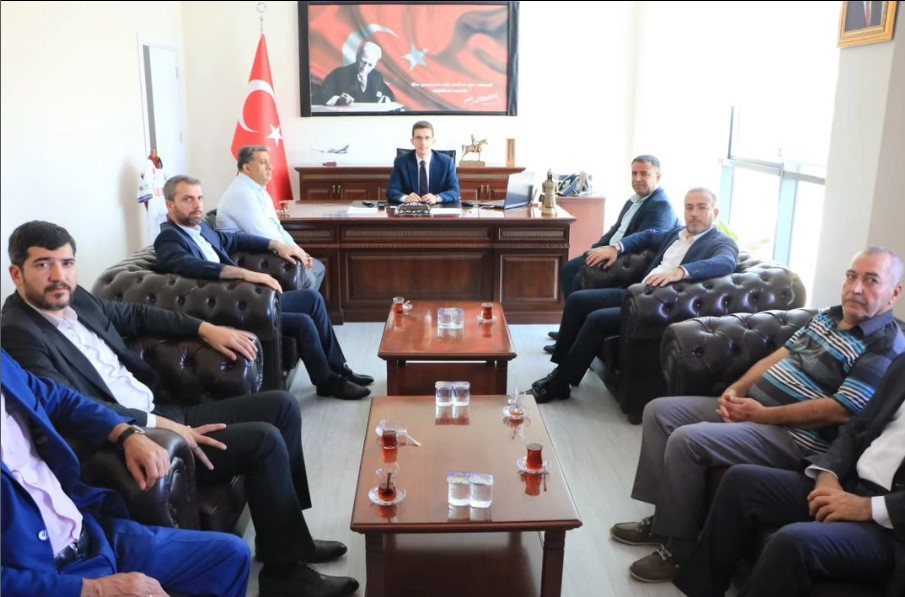 AK Parti Diyarbakır İl Başkanı Muhammed Şerif AYDIN ve beraberindeki heyet, Kaymakam Yusuf KAPTANOĞLU'na hayırlı olsun ziyaretinde bulundular.